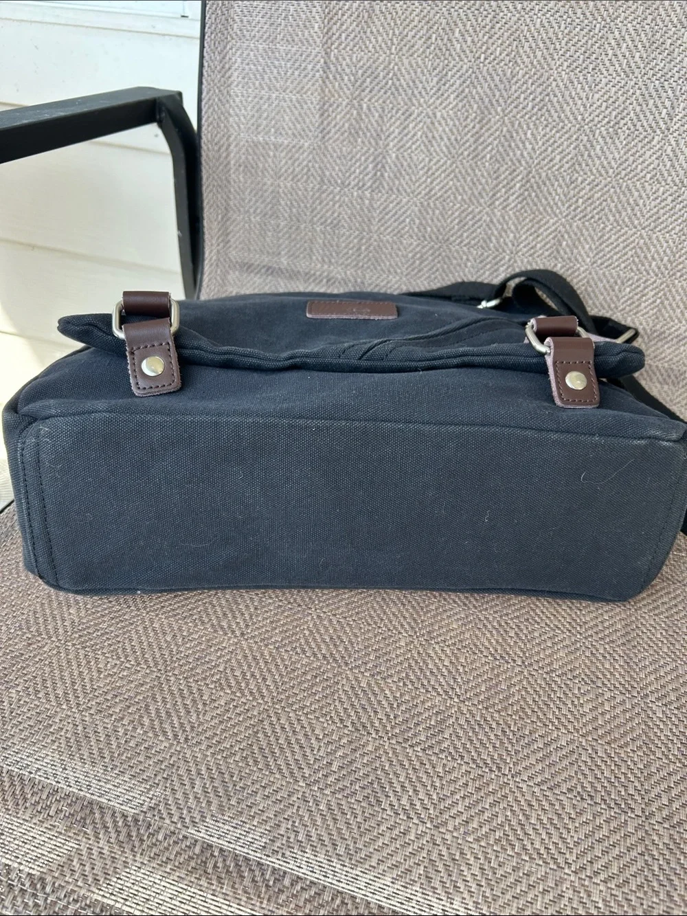 Ibagbar black canvas